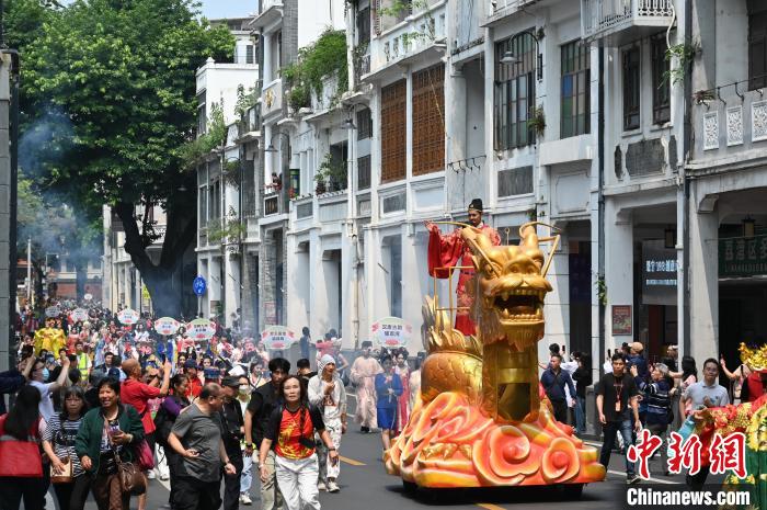 China: minorias étnicas celebram Festival Sanyuesan