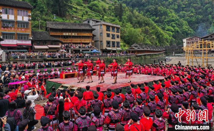 China: minorias étnicas celebram Festival Sanyuesan