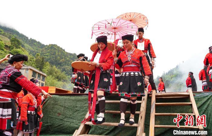 China: minorias étnicas celebram Festival Sanyuesan