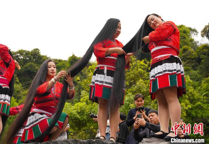 China: minorias étnicas celebram Festival Sanyuesan