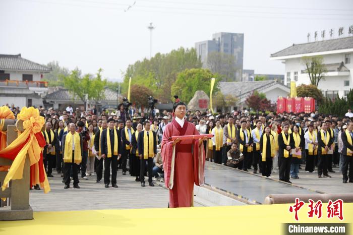 China: minorias étnicas celebram Festival Sanyuesan