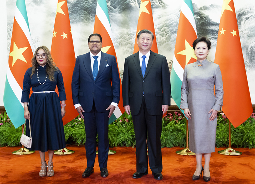 Xi Jinping conversa com presidente do Suriname