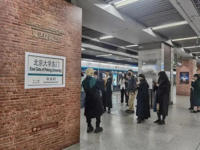 Plataforma 9 ¾ fica visível no metrô de Beijing