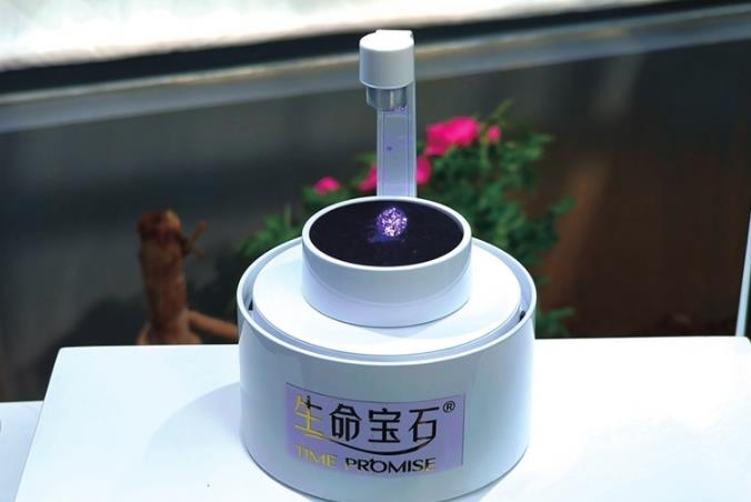 Diamante artificial de 3 quilates com extrato de peônias exposto em Luoyang