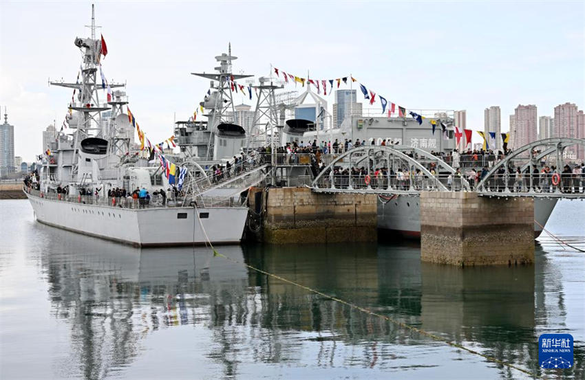 Dia da Marinha chinesa impulsiona turismo do museu naval em Qingdao