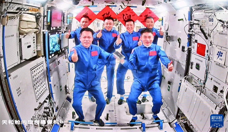 Astronautas da Shenzhou-18 entram na estação espacial