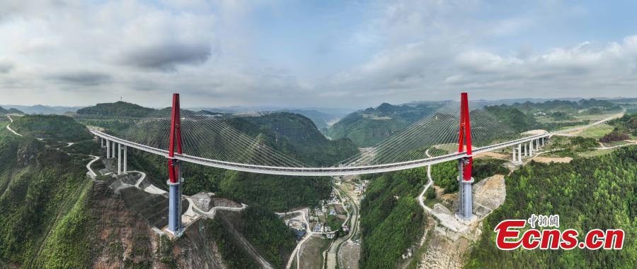 Primeira ponte estaiada do mundo construída em geologia acidentada no sudoeste da China