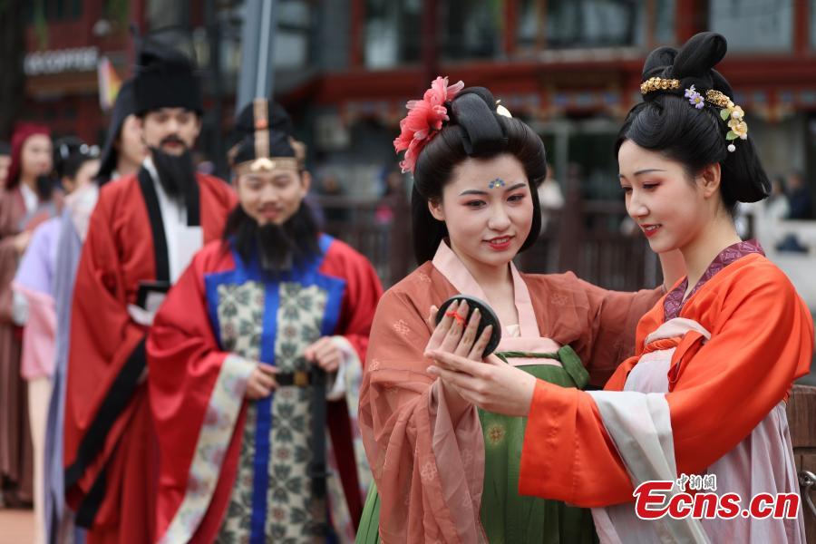 Show temático mostra trajes desenterrados de sítios arqueológicos em Beijing