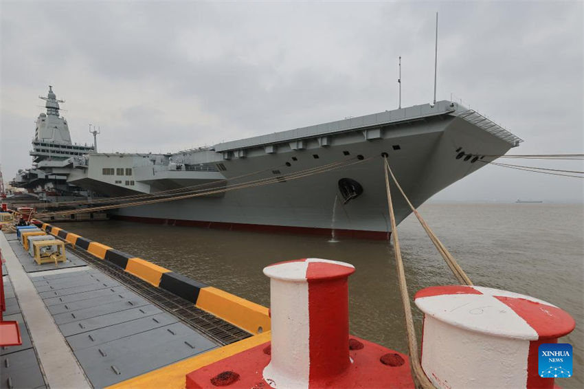 Porta-aviões chinês Fujian parte para primeiros testes no mar