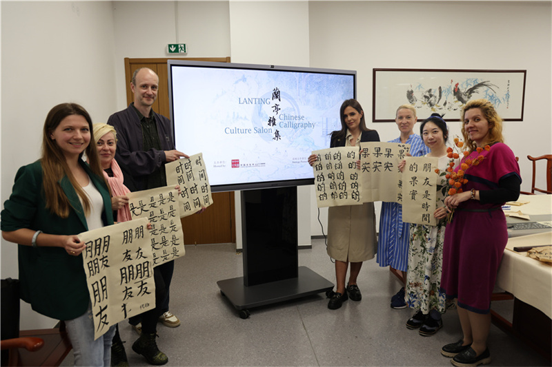 Galeria: cursos do Centro Cultural Chinês em Belgrado populares entre a população local