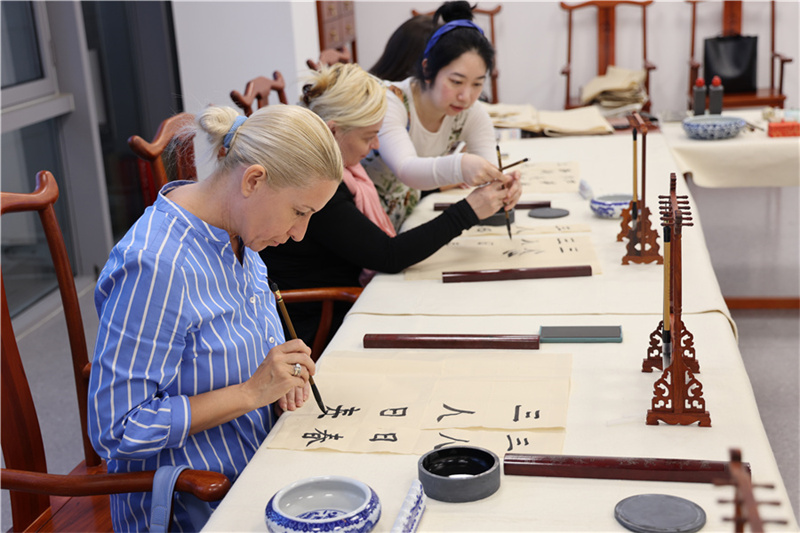 Galeria: cursos do Centro Cultural Chinês em Belgrado populares entre a população local