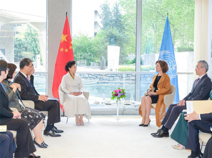 Peng Liyuan visita sede da UNESCO e reúne-se com chefe da agência