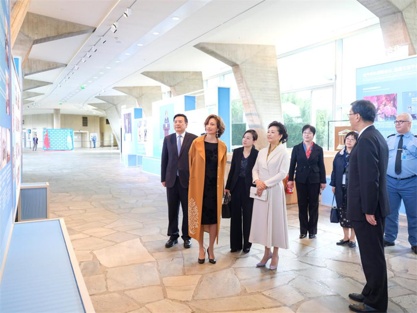 Peng Liyuan visita sede da UNESCO e reúne-se com chefe da agência