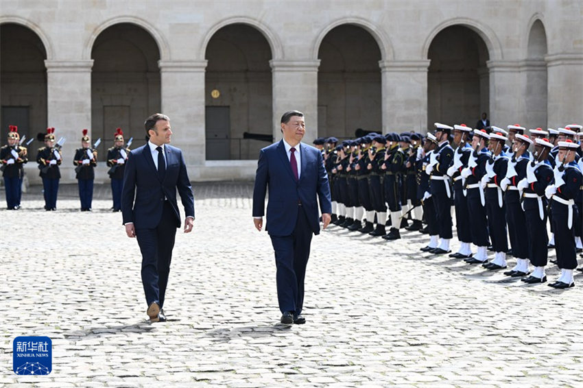 Xi Jinping participa de cerimônia de boas-vindas realizada por Macron