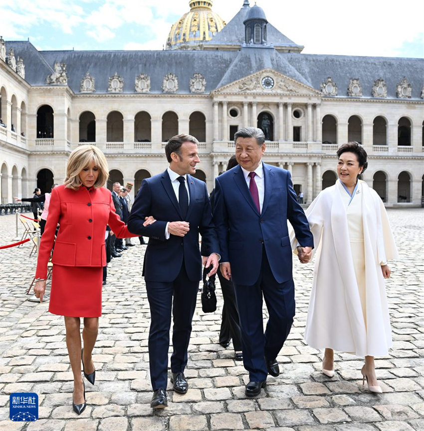 Xi Jinping participa de cerimônia de boas-vindas realizada por Macron