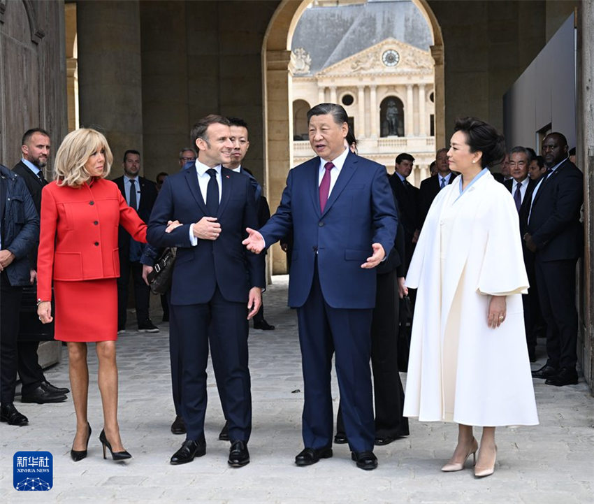 Xi Jinping participa de cerimônia de boas-vindas realizada por Macron