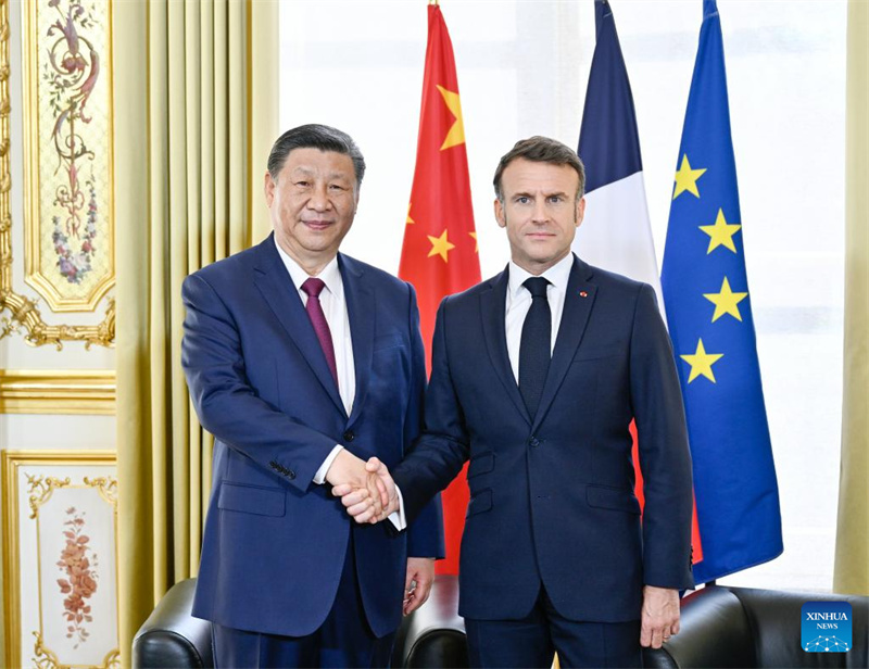 Xi Jinping e Macron conversam em Paris