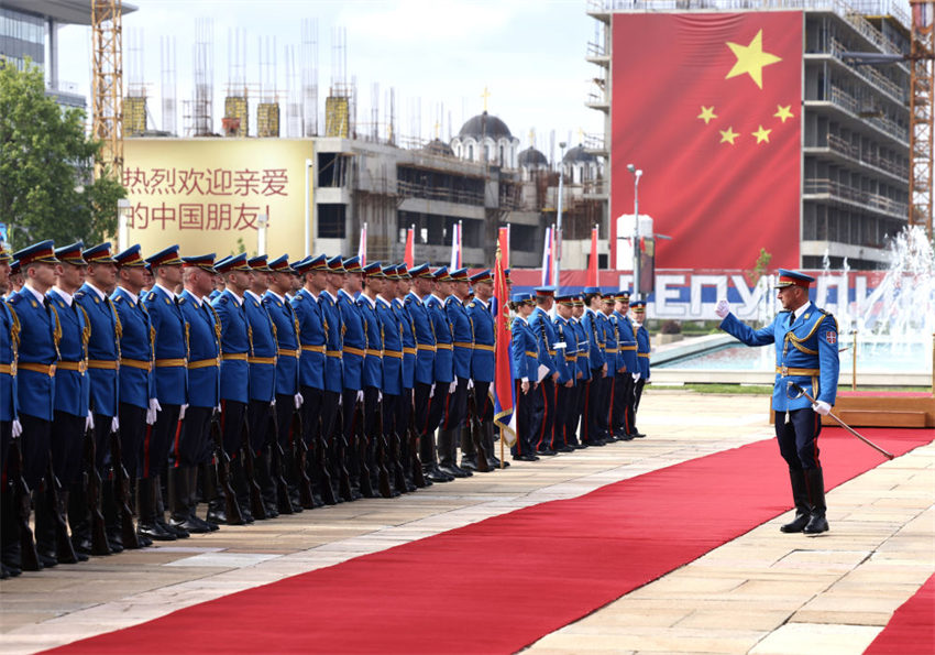 Xi Jinping participa de cerimônia de boas-vindas realizada pelo presidente sérvio Vucic