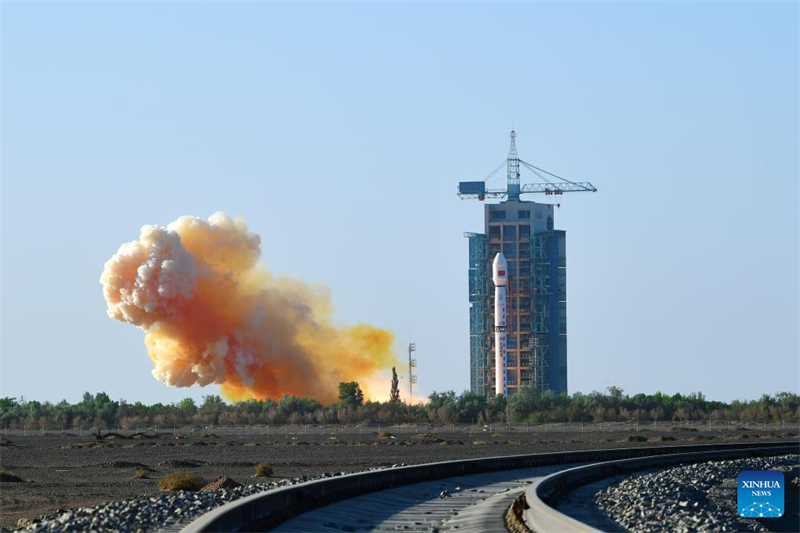 China lança foguete Longa Marcha 4C para enviar novo satélite