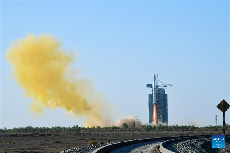 China lança foguete Longa Marcha 4C para enviar novo satélite