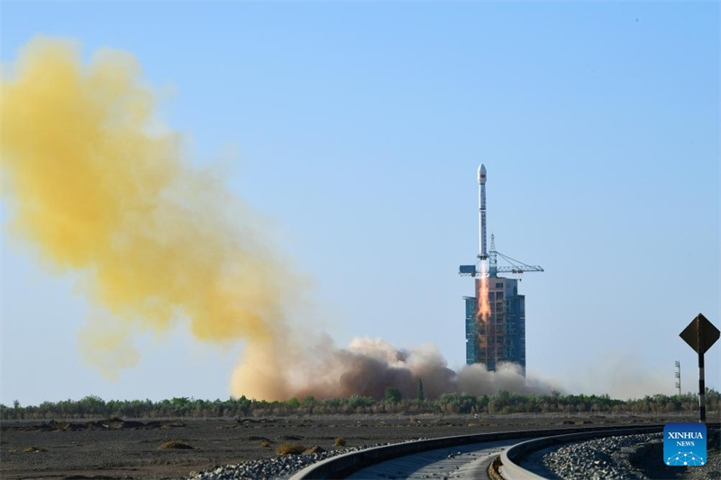 China lança foguete Longa Marcha 4C para enviar novo satélite