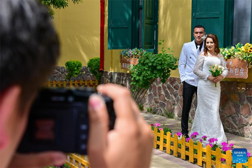 Xinjiang atrai turistas durante o verão