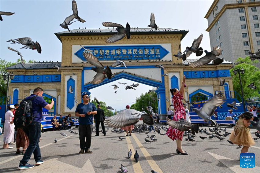 Xinjiang atrai turistas durante o verão