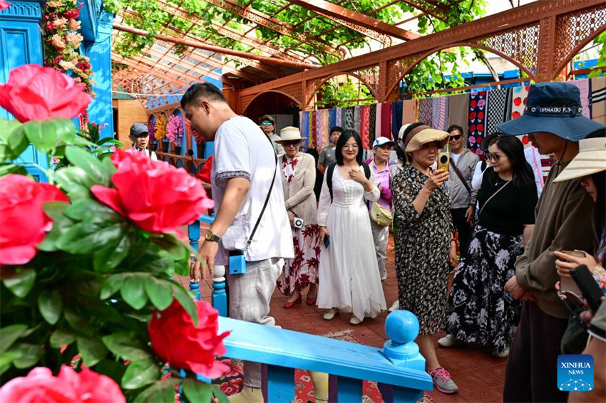 Xinjiang atrai turistas durante o verão