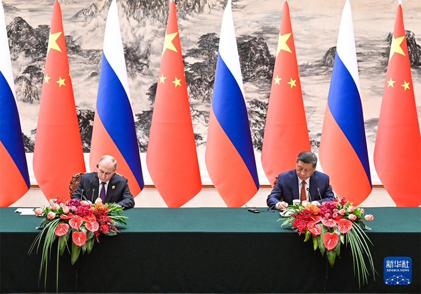 Xi Jinping e Putin realizam conversações em Beijing, traçando rumo para fortalecer laços