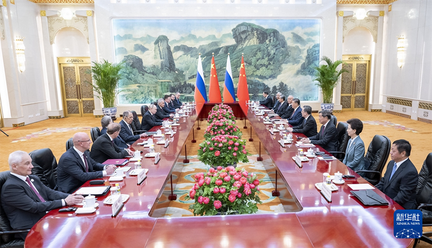 Xi Jinping e Putin realizam conversações em Beijing, traçando rumo para fortalecer laços