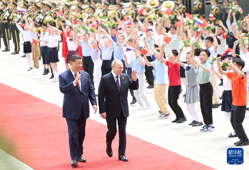 Xi Jinping e Putin realizam conversações em Beijing, traçando rumo para fortalecer laços