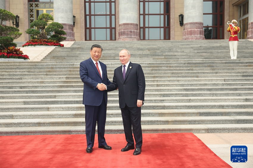 Xi Jinping e Putin realizam conversações em Beijing, traçando rumo para fortalecer laços