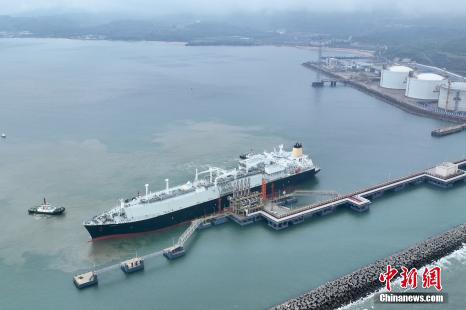 Primeiro navio atraca no terminal de GNL de Zhangzhou, leste da China