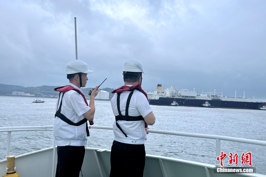 Primeiro navio atraca no terminal de GNL de Zhangzhou, leste da China