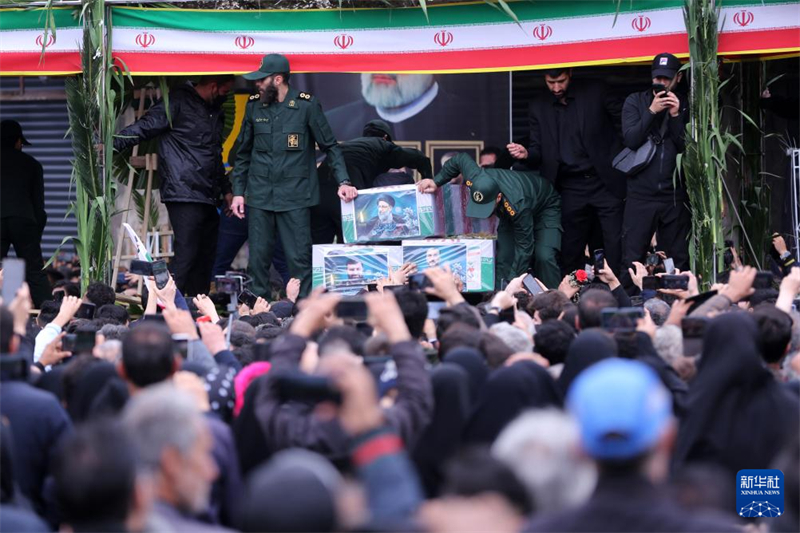 Irã realiza cerimônia de despedida para presidente Raisi