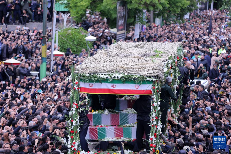 Irã realiza cerimônia de despedida para presidente Raisi