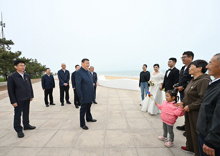 Xi Jinping inspeciona Rizhao, na Província de Shandong, no leste da China