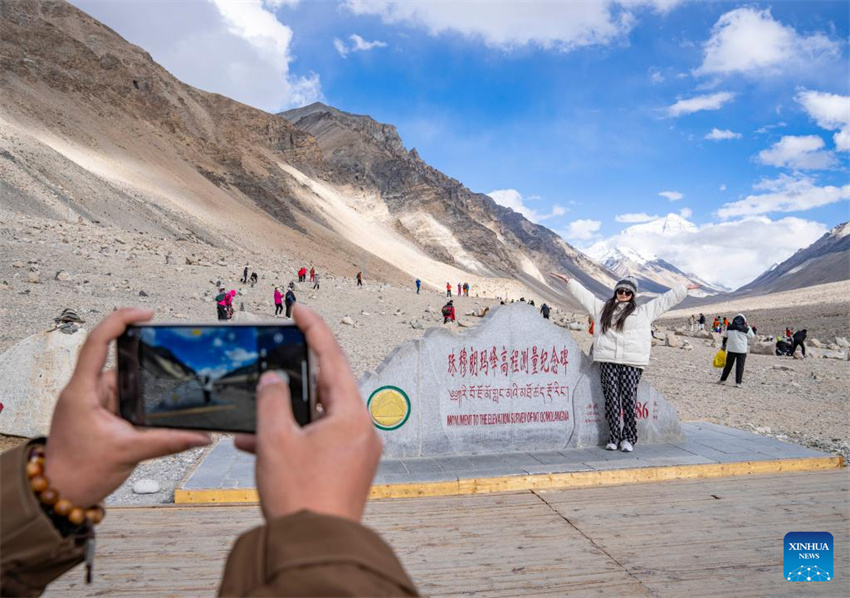 Local panorâmico do Monte Qomolangma entra na alta temporada de turismo