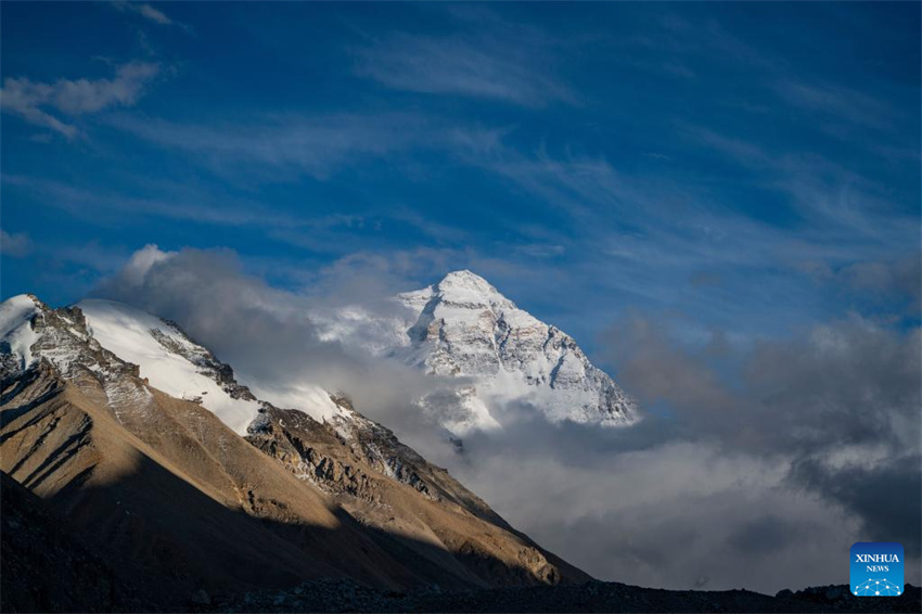 Local panorâmico do Monte Qomolangma entra na alta temporada de turismo