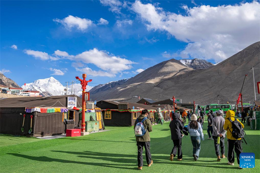 Local panorâmico do Monte Qomolangma entra na alta temporada de turismo