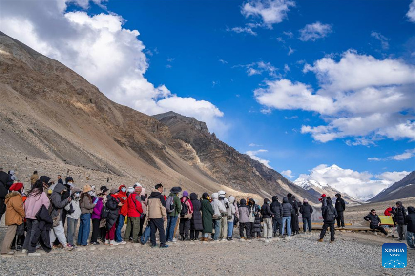 Local panorâmico do Monte Qomolangma entra na alta temporada de turismo