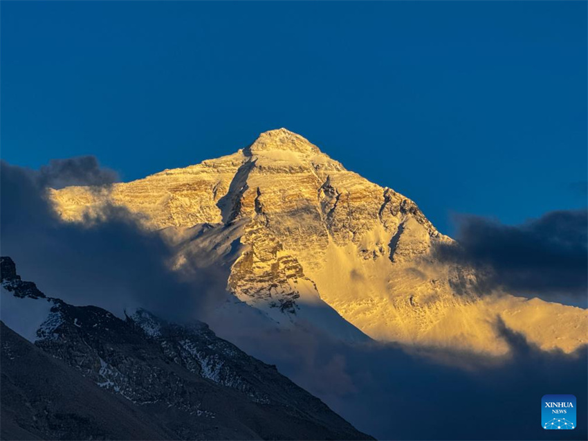 Local panorâmico do Monte Qomolangma entra na alta temporada de turismo