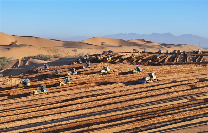 Centenas de escavadoras transformam deserto de Kubuqi