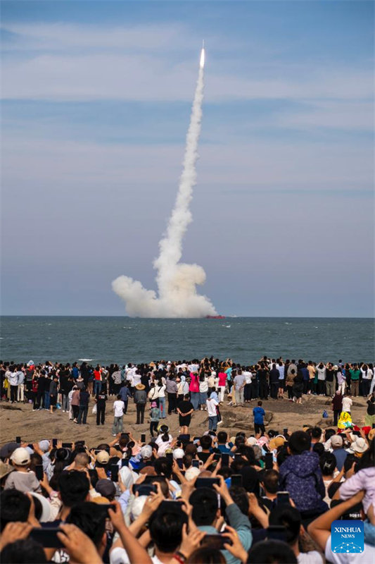 Foguete comercial da China lança satélites do mar