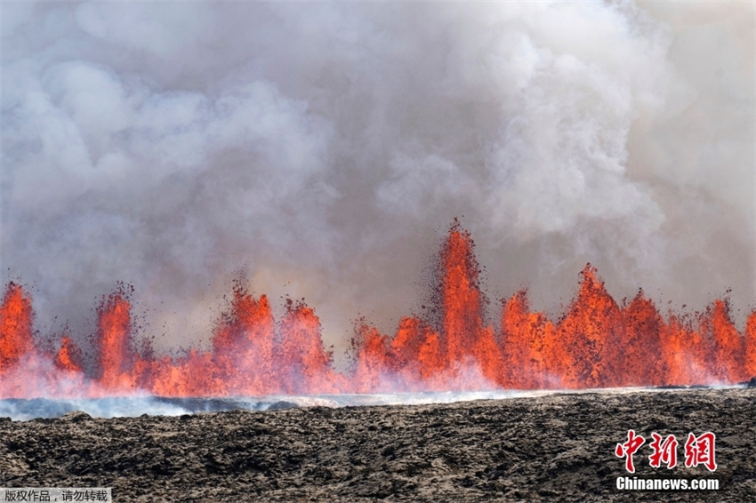 Vulcão islandês entra em erupção, com fissura de cerca de 3,4 quilômetros de comprimento