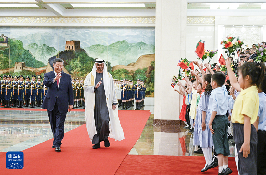 Xi Jinping realiza conversações com presidente dos Emirados Árabes Unidos