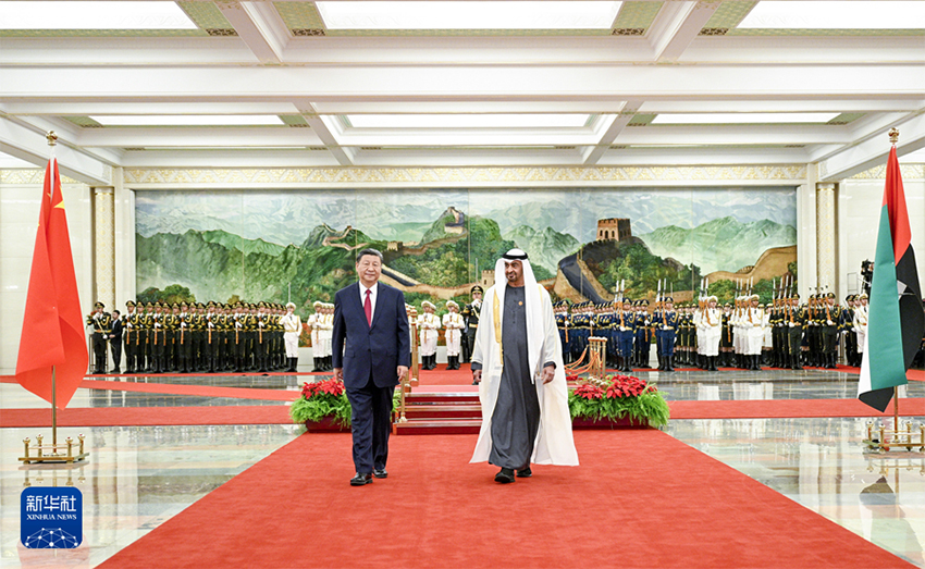 Xi Jinping realiza conversações com presidente dos Emirados Árabes Unidos