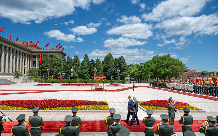 Xi Jinping conversa com presidente da Tunísia