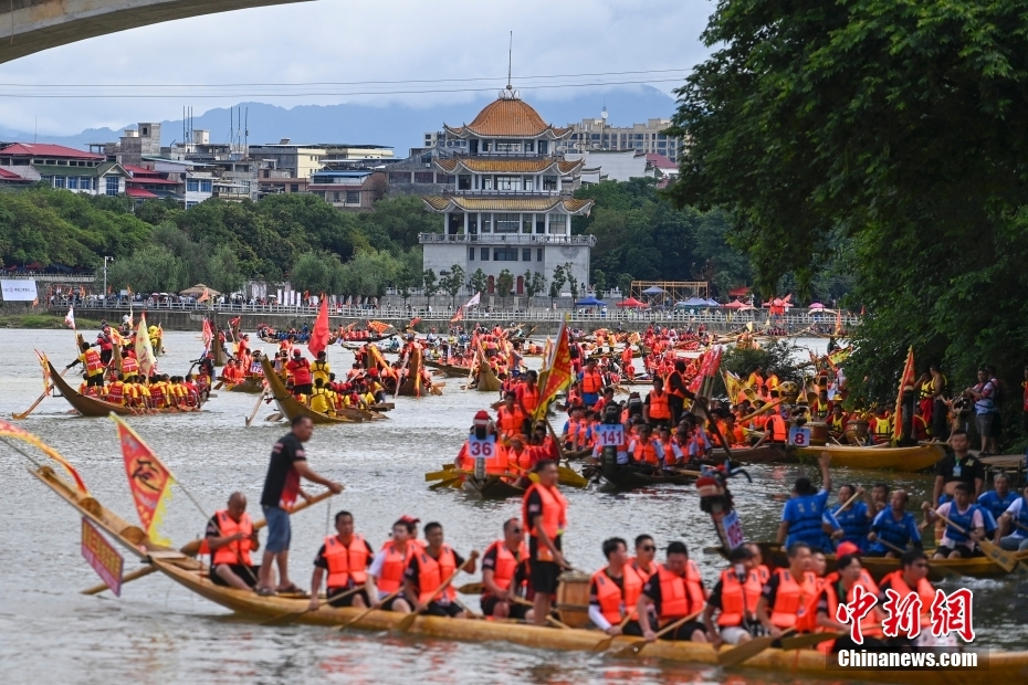 Hunan: corrida de barcos do dragão bate recorde do Guinness World Records