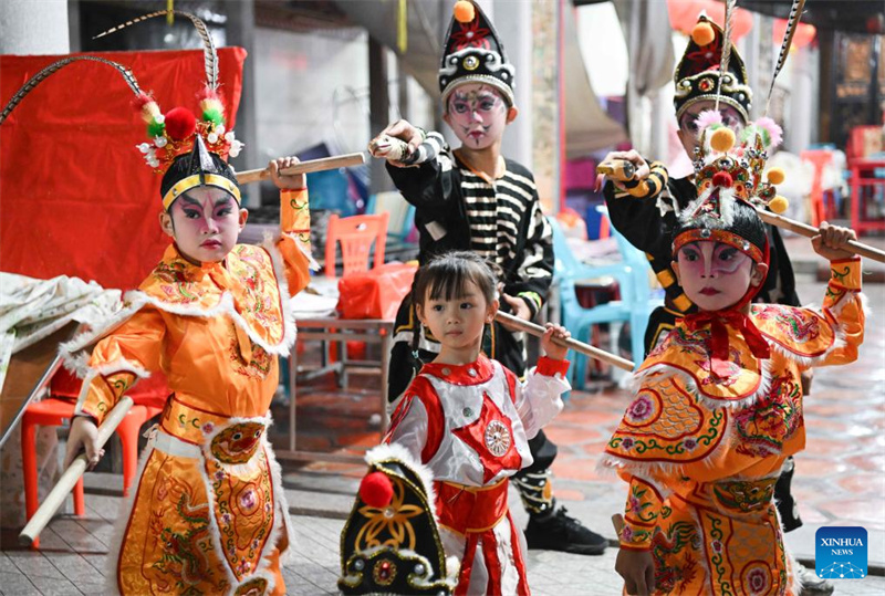 Menina de 5 anos pratica dança Yingge em Guangdong